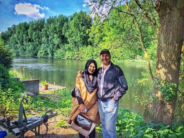8 Potret Mesra Mark Sungkar & Istri yang Terpaut Usia 45 Tahun