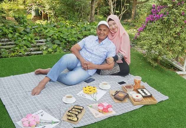 8 Potret Mesra Mark Sungkar & Istri yang Terpaut Usia 45 Tahun