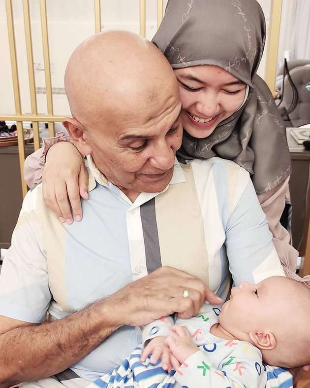 8 Potret Mesra Mark Sungkar & Istri yang Terpaut Usia 45 Tahun