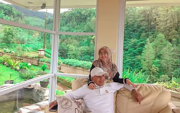 8 Potret Mesra Mark Sungkar & Istri yang Terpaut Usia 45 Tahun