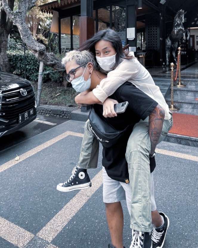 7 Foto Mesra Coki Pardede & Pacar Cantik, Ternyata Cucu Artis!