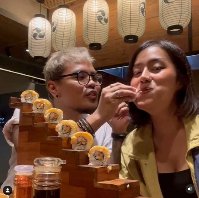 7 Foto Mesra Coki Pardede & Pacar Cantik, Ternyata Cucu Artis!