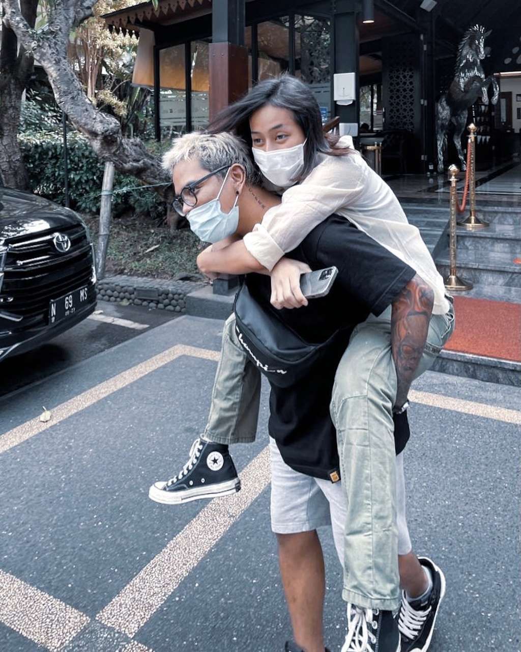 7 Foto Mesra Coki Pardede & Pacar Cantik, Ternyata Cucu Artis!
