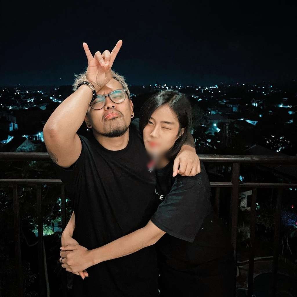 7 Foto Mesra Coki Pardede & Pacar Cantik, Ternyata Cucu Artis!