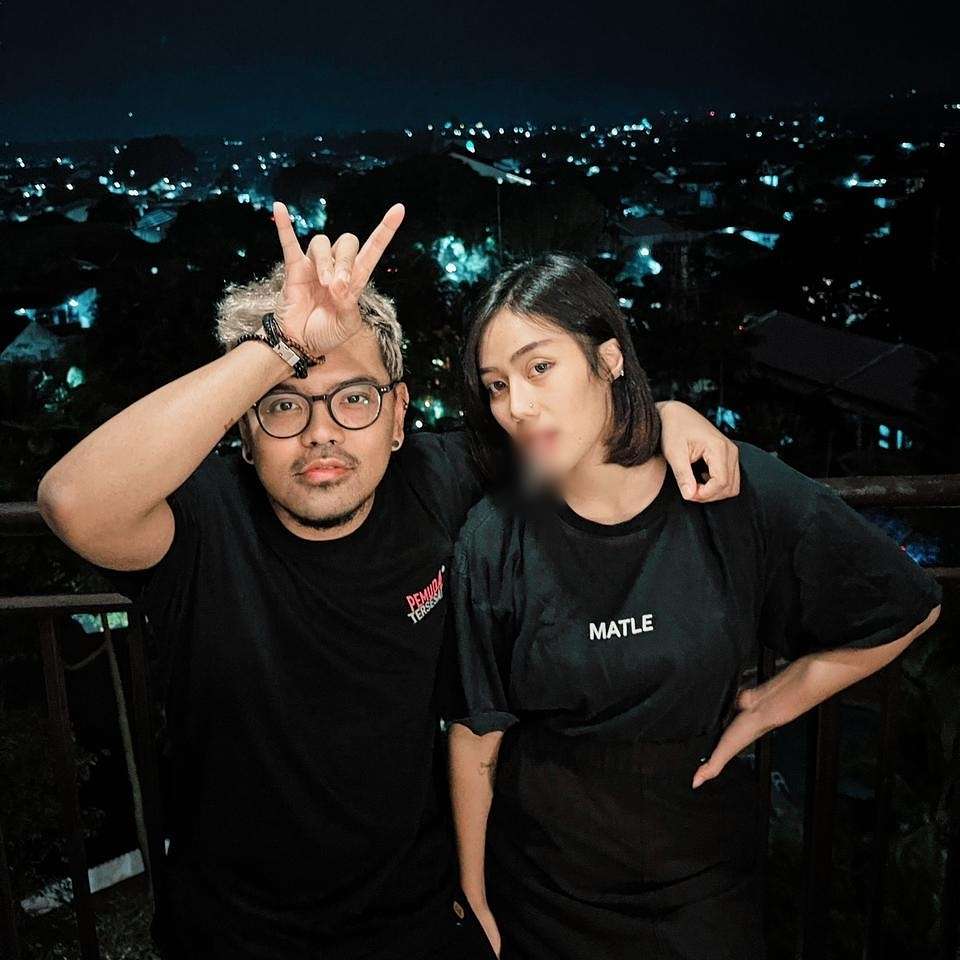 7 Foto Mesra Coki Pardede & Pacar Cantik, Ternyata Cucu Artis!
