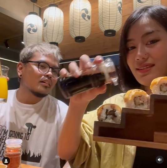 7 Foto Mesra Coki Pardede & Pacar Cantik, Ternyata Cucu Artis!