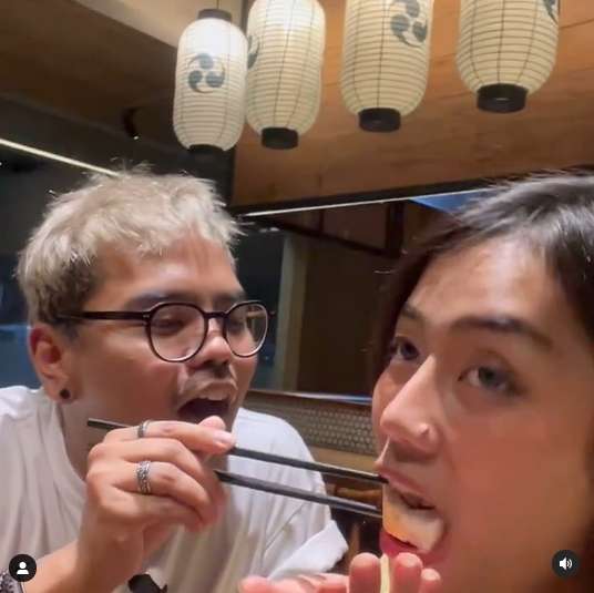 7 Foto Mesra Coki Pardede & Pacar Cantik, Ternyata Cucu Artis!