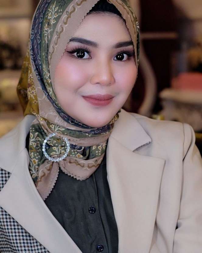 8 Potret Terbaru Rosa Meldianti yang Kini Berhijab, Bikin Adem