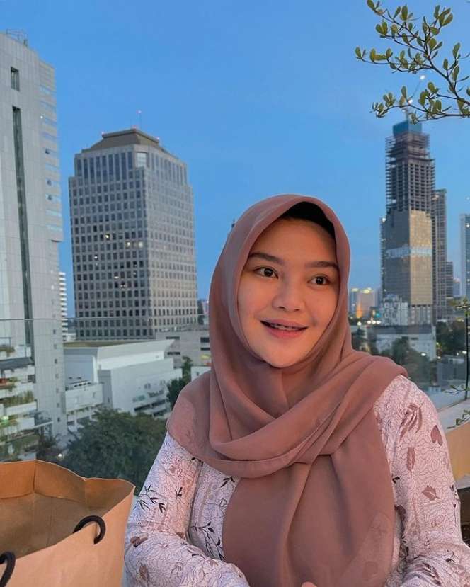 8 Potret Terbaru Rosa Meldianti yang Kini Berhijab, Bikin Adem