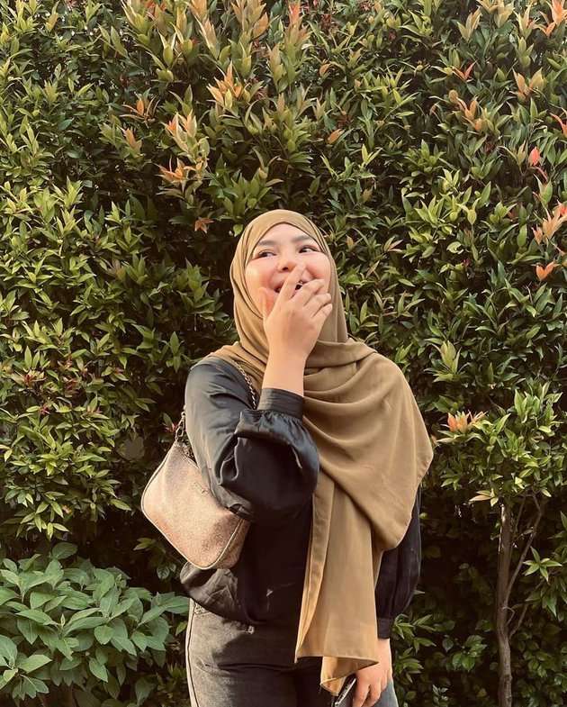 8 Potret Terbaru Rosa Meldianti yang Kini Berhijab, Bikin Adem
