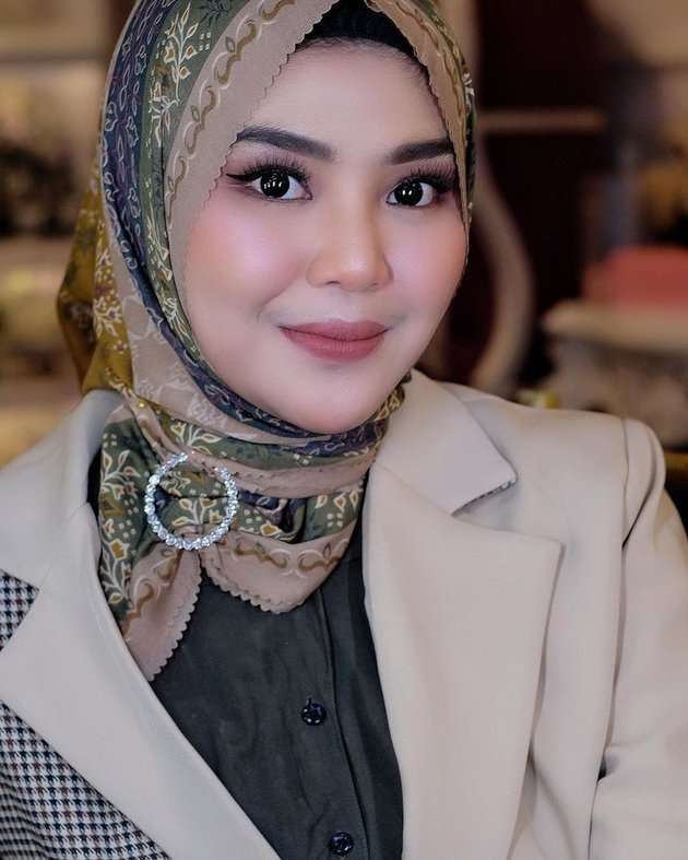 8 Potret Terbaru Rosa Meldianti yang Kini Berhijab, Bikin Adem