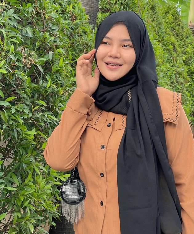 8 Potret Terbaru Rosa Meldianti yang Kini Berhijab, Bikin Adem