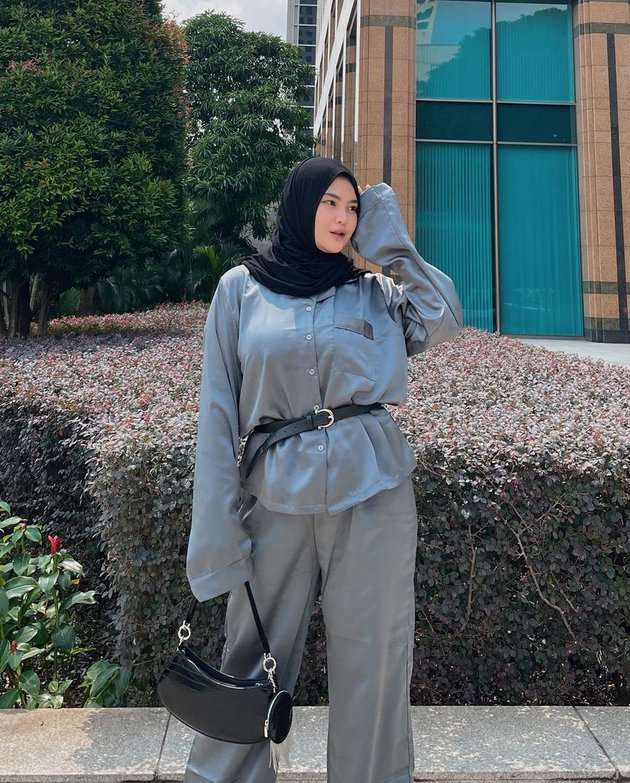 8 Potret Terbaru Rosa Meldianti yang Kini Berhijab, Bikin Adem