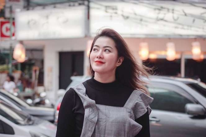Lepas Hijab, 7 Penampilan Eks Istri Zumi Zola, Berubah Drastis