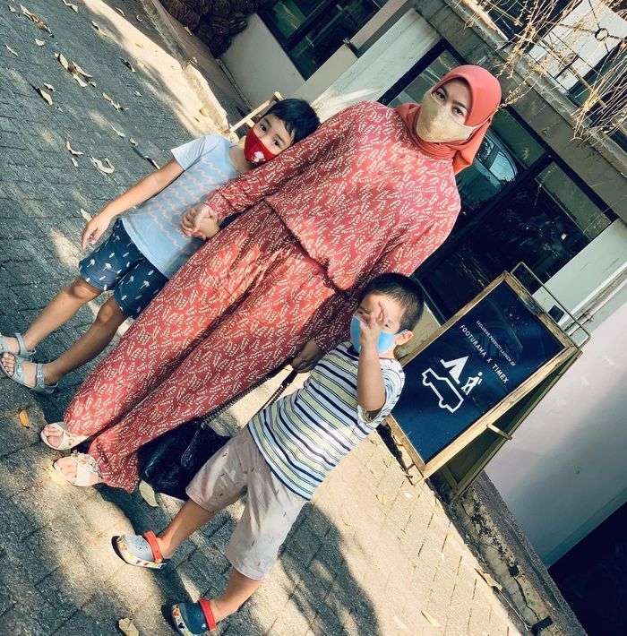 Lepas Hijab, 7 Penampilan Eks Istri Zumi Zola, Berubah Drastis