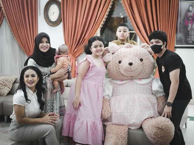 Momen Langka! Potret Kebersamaan Aurel Bersama Amora & Kellen