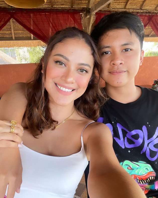 7 Potret Cynthia Ganesha, Istri Giring Nidji Bak Masih ABG