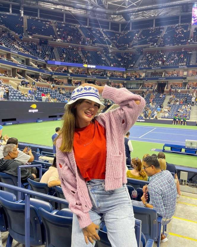 Tampil Memukau! Gaya Kasual Luna Maya di New York