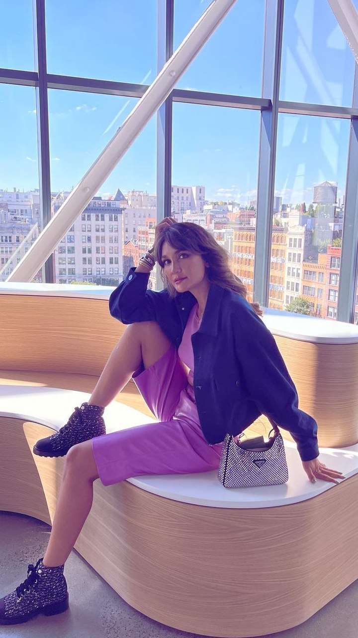 Tampil Memukau! Gaya Kasual Luna Maya di New York