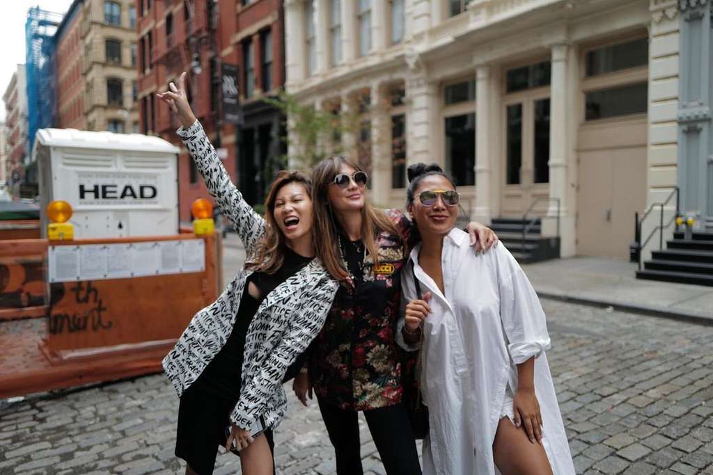 Tampil Memukau! Gaya Kasual Luna Maya di New York