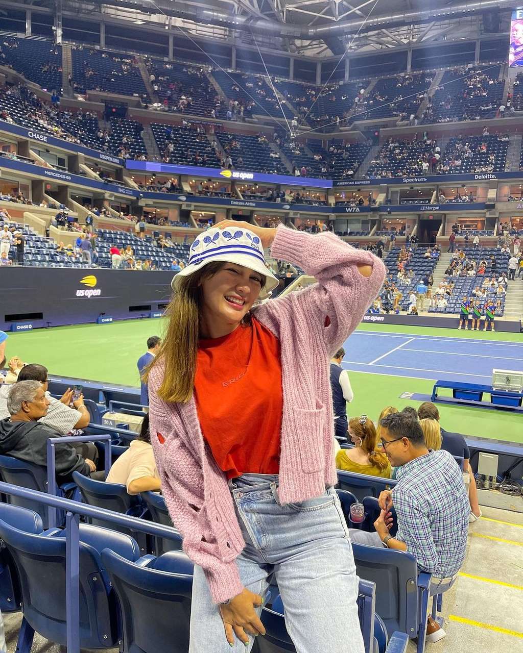 Tampil Memukau! Gaya Kasual Luna Maya di New York