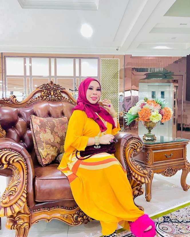 7 Potret Janda Kaya yang Nikahi Berondong Mantan ART-nya