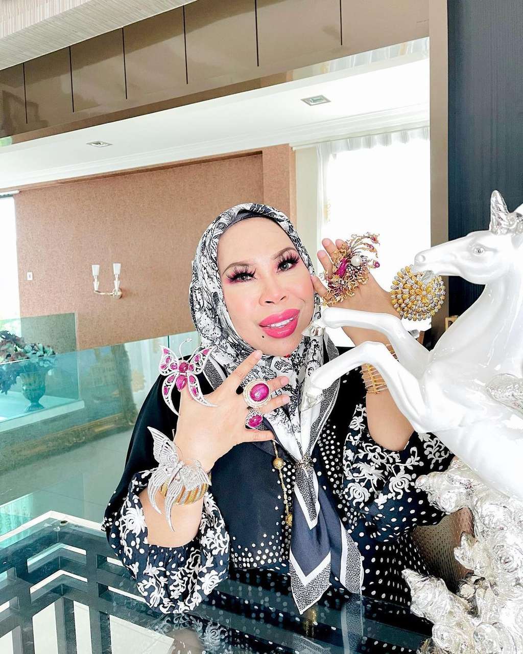 7 Potret Janda Kaya yang Nikahi Berondong Mantan ART-nya