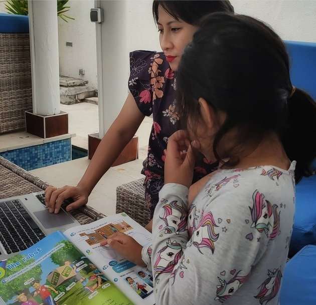 7 Potret Nia AFI Dasteran Tampil 'Polos'