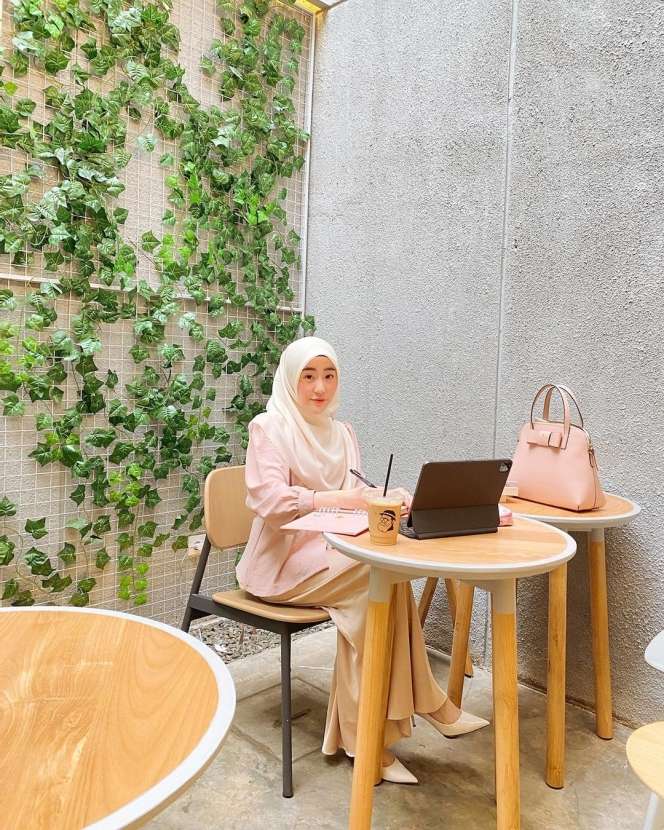 159 Pria Antre Melamar, 5 Potret Penampilan Baru Larissa Chou
