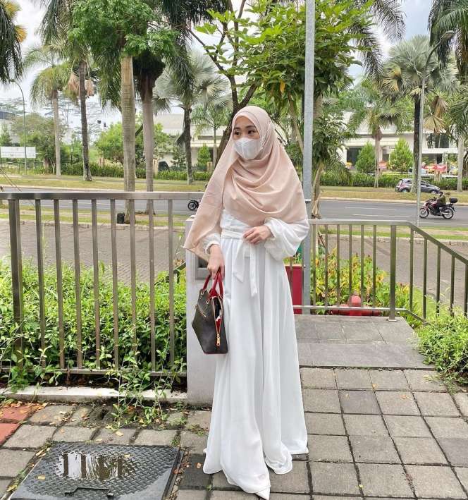 159 Pria Antre Melamar, 5 Potret Penampilan Baru Larissa Chou