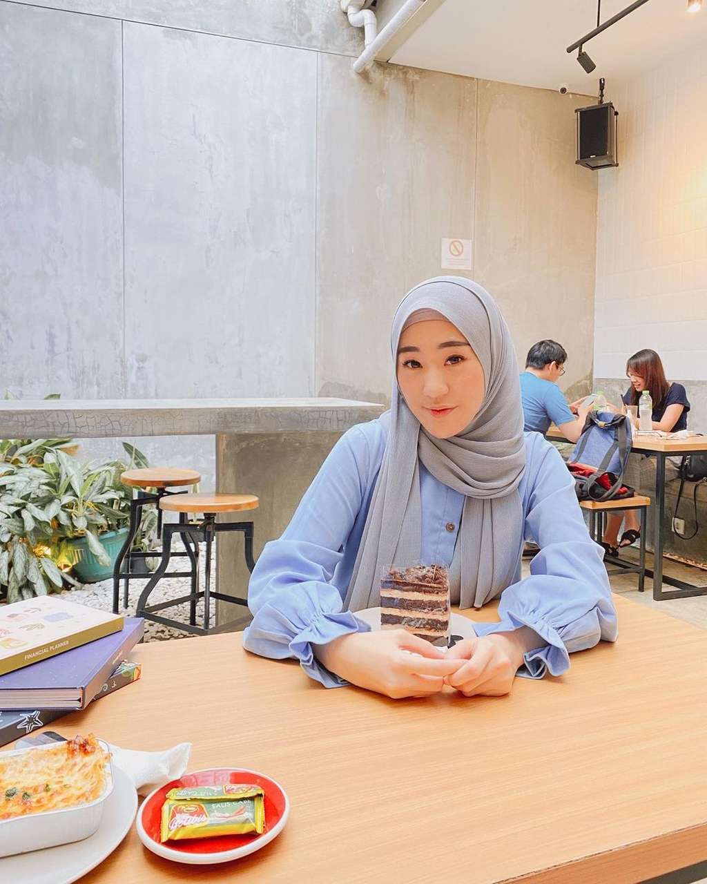 159 Pria Antre Melamar, 5 Potret Penampilan Baru Larissa Chou