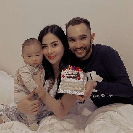 7 Potret Enji Mantan Ayu Ting Ting Bersama Keluarga Baru