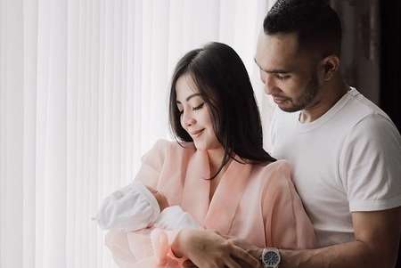 7 Potret Enji Mantan Ayu Ting Ting Bersama Keluarga Baru