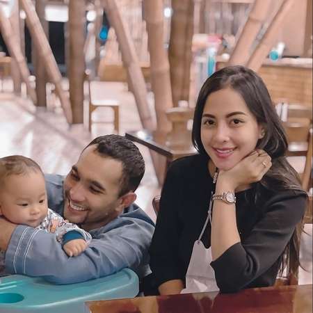7 Potret Enji Mantan Ayu Ting Ting Bersama Keluarga Baru