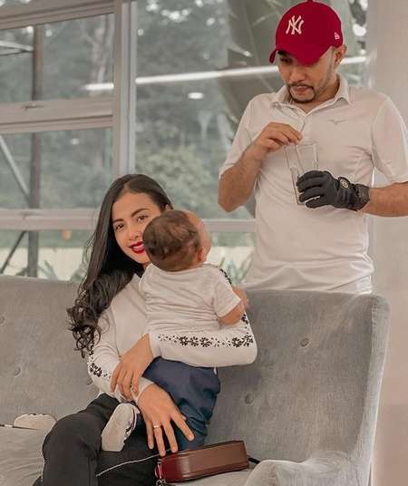 7 Potret Enji Mantan Ayu Ting Ting Bersama Keluarga Baru