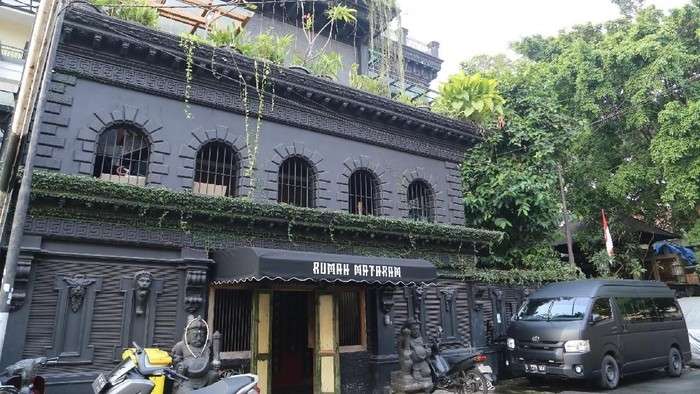 7 Potret Rumah Mewah Artis yang Berada di Dekat Makam, Waduh!