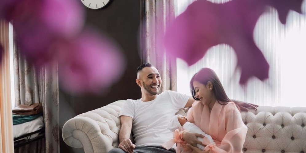 Pesona Hana Kartika Istri Enji, Tak Kalah Cantik dari Ayu