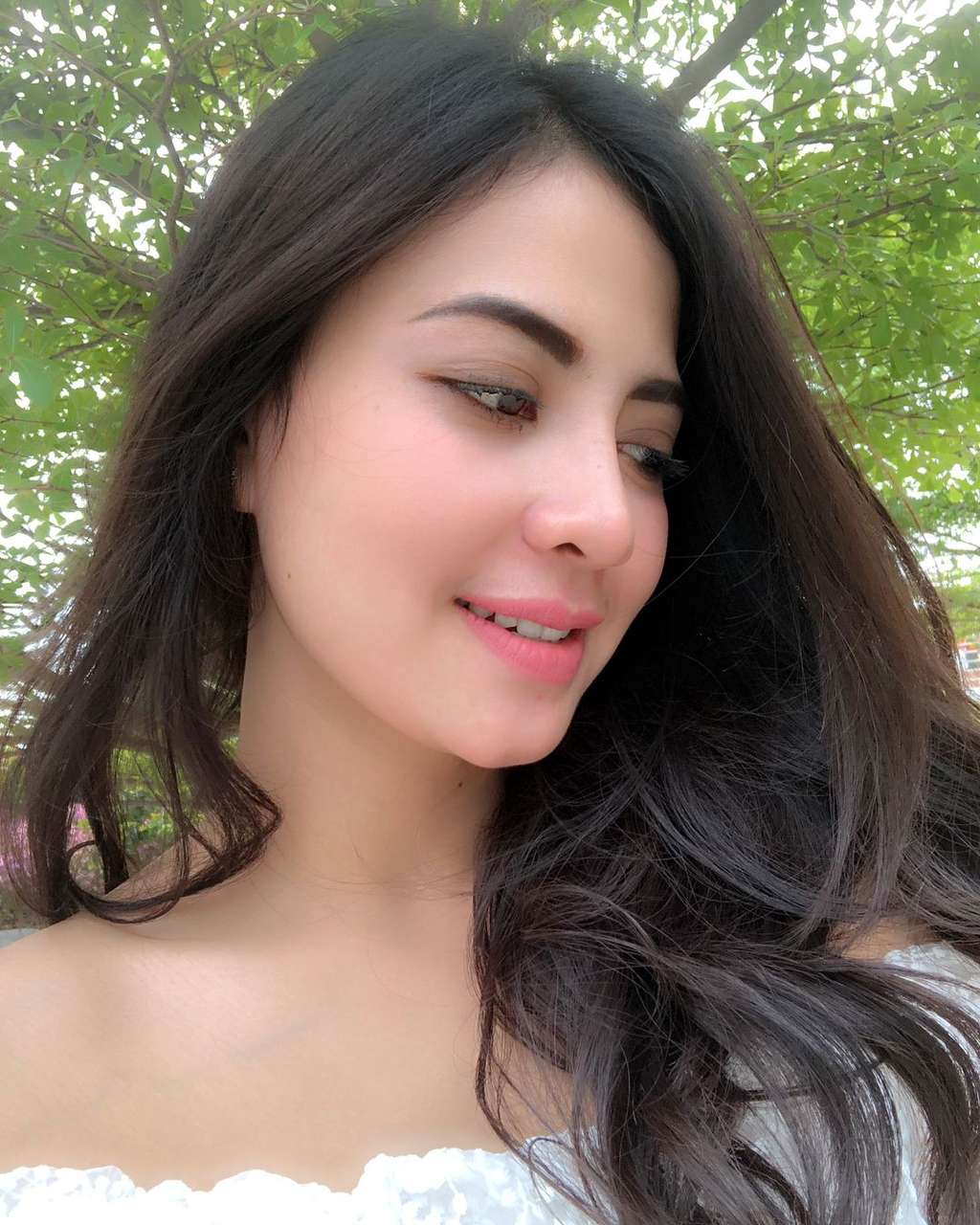 Pesona Hana Kartika Istri Enji, Tak Kalah Cantik dari Ayu