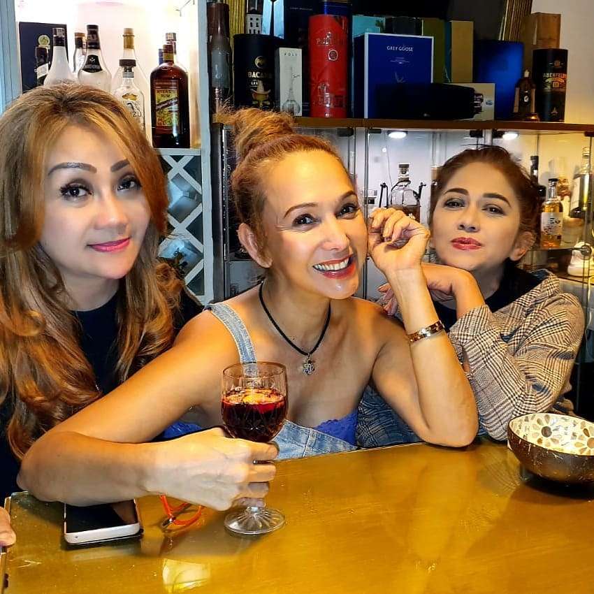 10 Potret Sally Marcelina, Tetap Cantik di Usia 52 Tahun