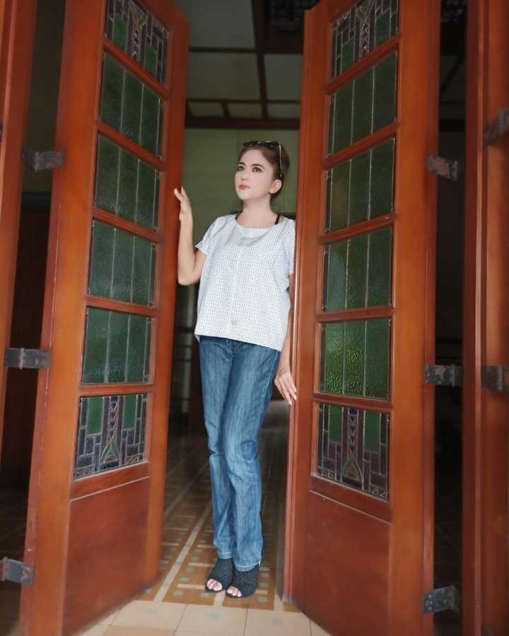 10 Potret Sally Marcelina, Tetap Cantik di Usia 52 Tahun