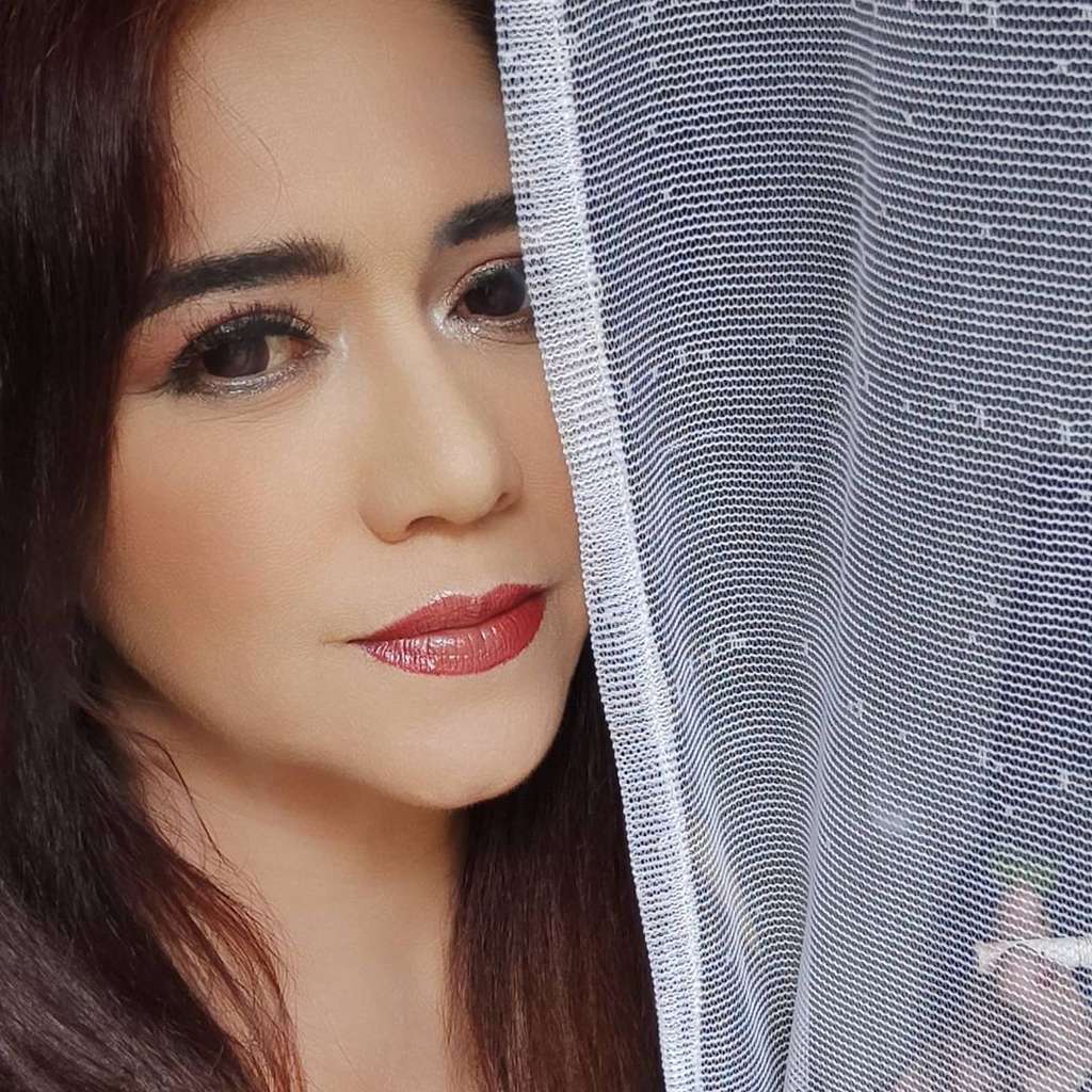 10 Potret Sally Marcelina, Tetap Cantik di Usia 52 Tahun