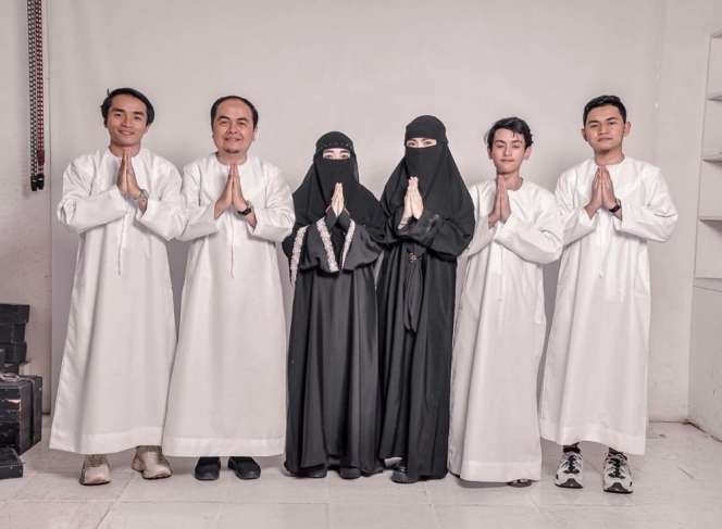Lagi Heboh, Intip 8 Potret Kedekatan Taqy Malik dan Sang Ayah