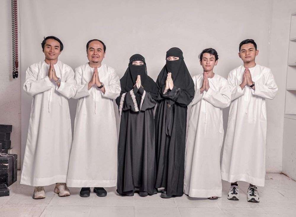 Lagi Heboh, Intip 8 Potret Kedekatan Taqy Malik dan Sang Ayah