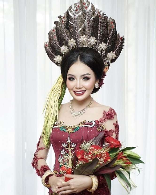 9 Foto Cantik Thisia, Dinikahi Anggota DPRD 27 Tahun Lebih Tua