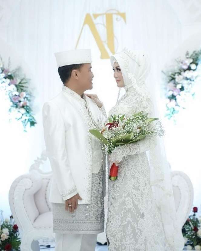 9 Foto Cantik Thisia, Dinikahi Anggota DPRD 27 Tahun Lebih Tua