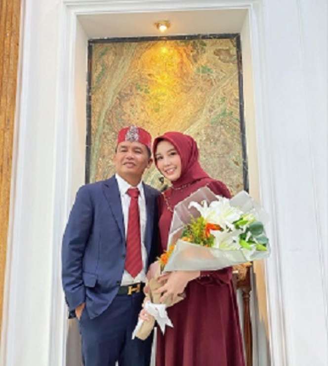 9 Foto Cantik Thisia, Dinikahi Anggota DPRD 27 Tahun Lebih Tua