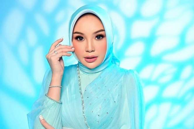 9 Foto Cantik Thisia, Dinikahi Anggota DPRD 27 Tahun Lebih Tua
