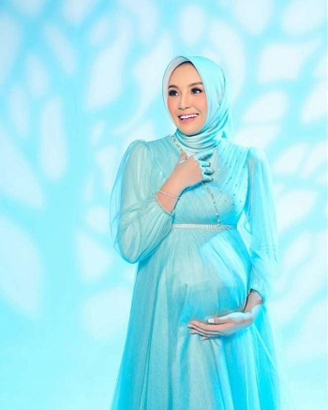 9 Foto Cantik Thisia, Dinikahi Anggota DPRD 27 Tahun Lebih Tua