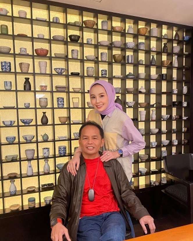 9 Foto Cantik Thisia, Dinikahi Anggota DPRD 27 Tahun Lebih Tua