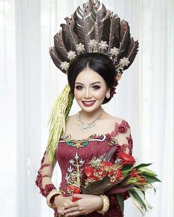 9 Foto Cantik Thisia, Dinikahi Anggota DPRD 27 Tahun Lebih Tua